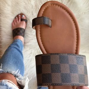 Brown Checkered Toe Ring Slip On Sandals